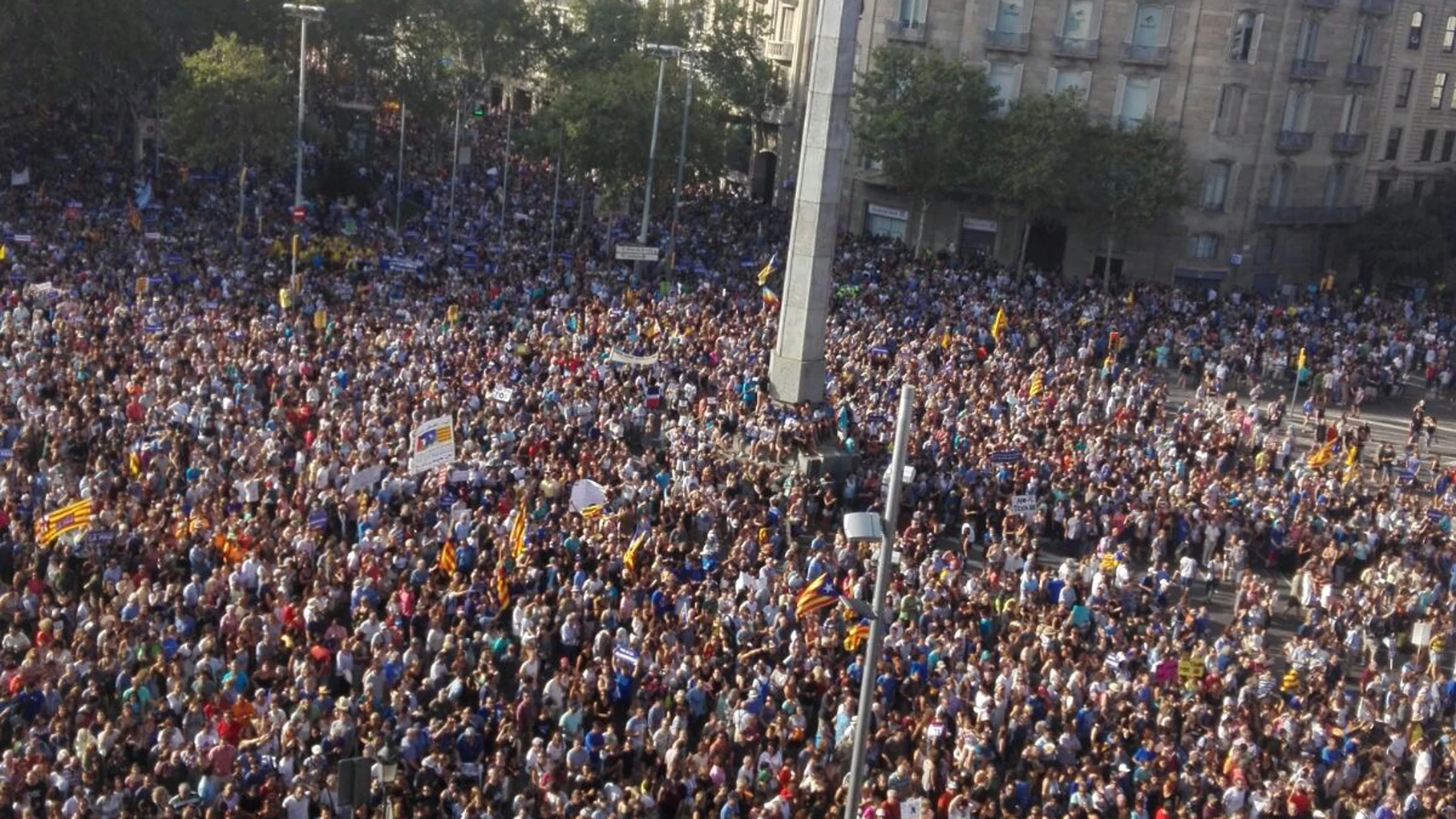 Asistentes a la manifestación contra el terrorismo en Barcelona Asistentes a la manifestación contra el terrorismo en Barcelona