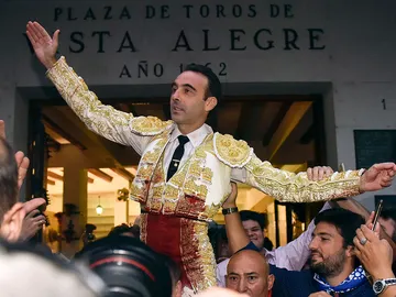 El diestro Enrique Ponce ha salido por la puerta grande de la plaza de toros de Vistalegre, tras cortar dos orejas a su segundo toro durante la séptima tarde de Corridas Generales de Bilbao El diestro Enrique Ponce ha salido por la puerta grande de la plaza de toros de Vistalegre, tras cortar dos orejas a su segundo toro durante la séptima tarde de Corridas Generales de Bilbao