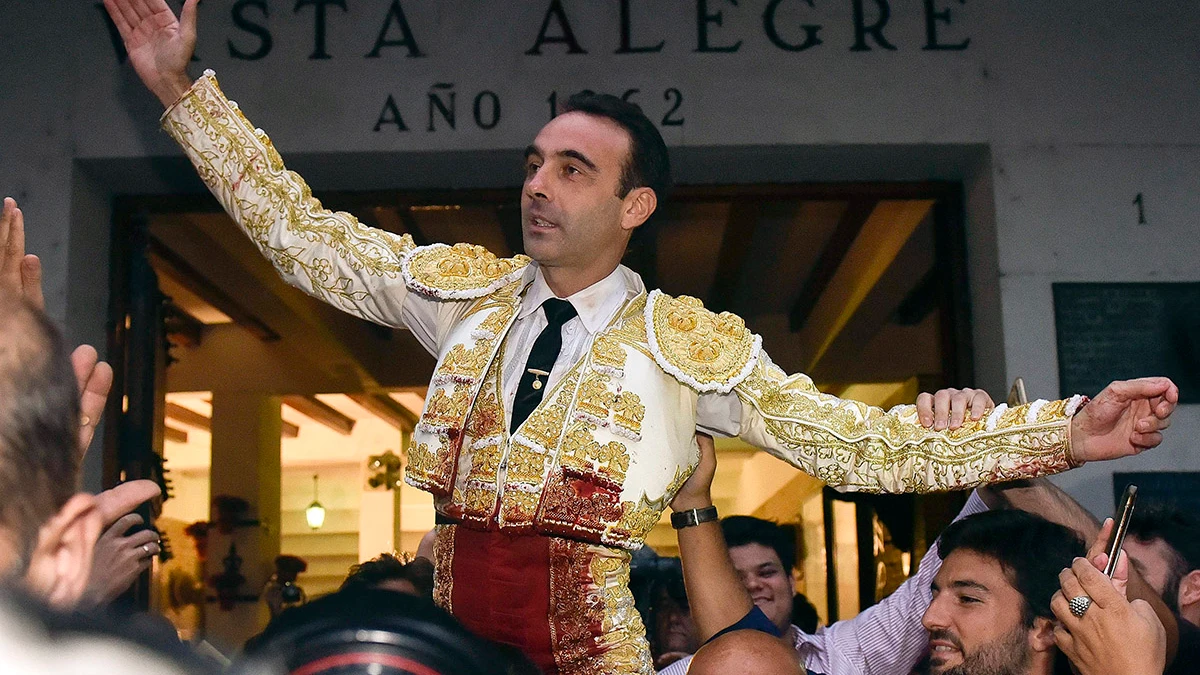 El diestro Enrique Ponce ha salido por la puerta grande de la plaza de toros de Vistalegre, tras cortar dos orejas a su segundo toro durante la séptima tarde de Corridas Generales de Bilbao Corridas Generales de Bilbao 2017