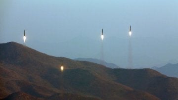 Fotografía de archivo de misiles lanzados por Corea del Norte al mar de Japón