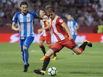Muniesa conduce el balón ante el Málaga Muniesa conduce el balón ante el Málaga