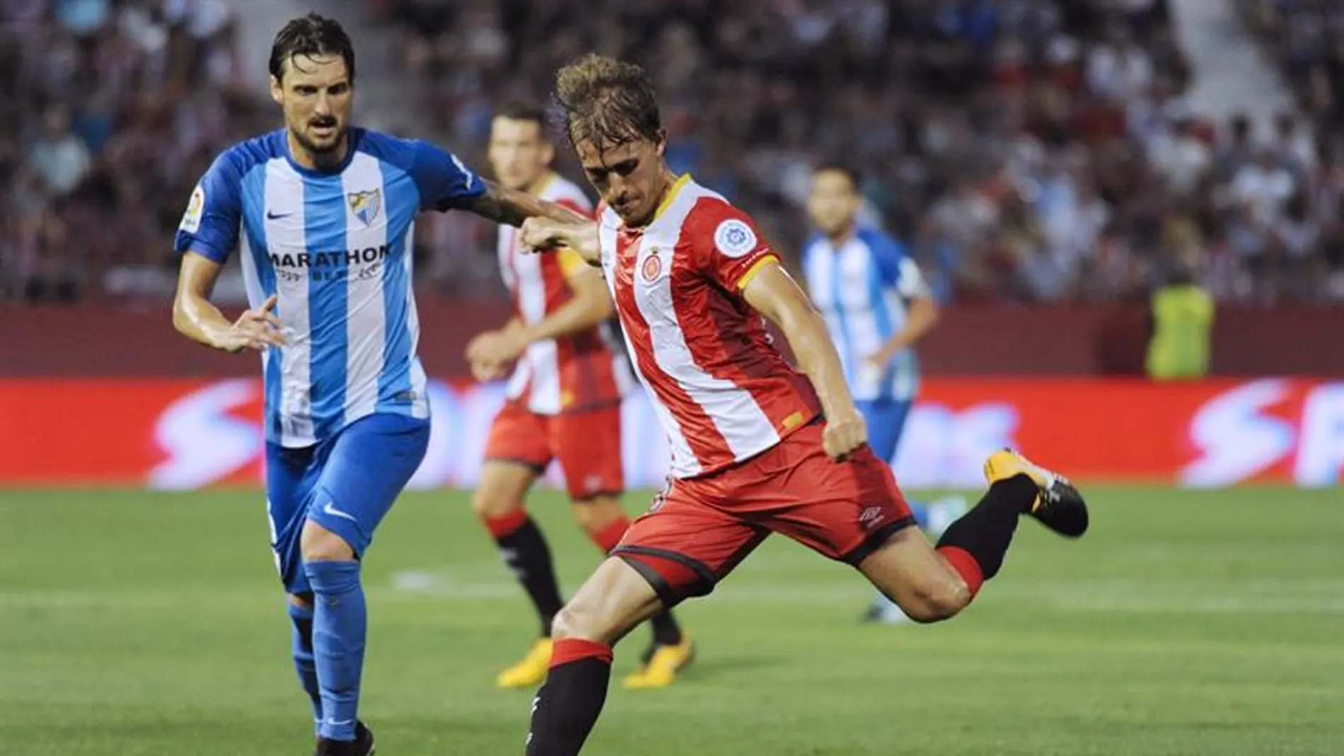 Muniesa conduce el balón ante el Málaga Muniesa conduce el balón ante el Málaga
