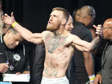 McGregor 'provoca' a Mayweather en el pesaje McGregor 'provoca' a Mayweather en el pesaje