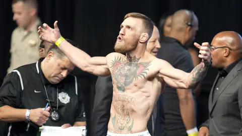 McGregor 'provoca' a Mayweather en el pesaje McGregor 'provoca' a Mayweather en el pesaje