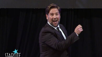 Carlos Latre pone el toque de humor con sus imitaciones más divertidas en la gala Starlite