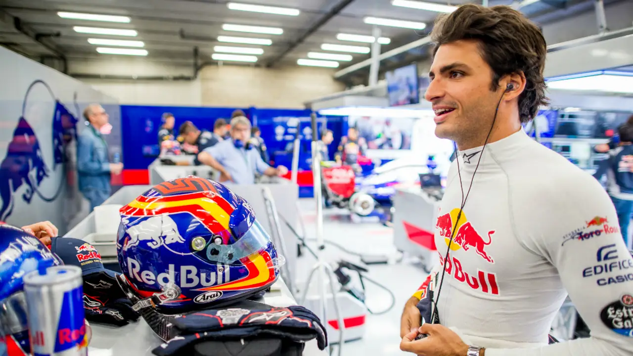 Carlos Sainz, en el garaje de Toro Rosso