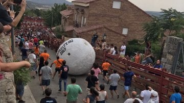 La séptima edición del encierro con una bola gigante en Mataelpino, Madrid