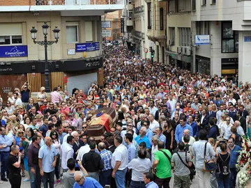 El féretro con los restos del torero Dámaso Gónzalez, fallecido ayer en Madrid a consecuencia de una grave enfermedad, y cuyo funeral ha tenido lugar hoy en Albacete acompañado de una multitud de personas que han querido despedirse. El féretro con los restos del torero Dámaso Gónzalez, fallecido ayer en Madrid a consecuencia de una grave enfermedad, y cuyo funeral ha tenido lugar hoy en Albacete acompañado de una multitud de personas que han querido despedirse.
