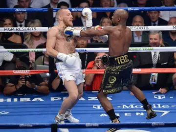 Mayweather gana a McGregor por nocáut técnico en 10 asalto y sigue invicto Mayweather gana a McGregor por nocáut técnico en 10 asalto y sigue invicto