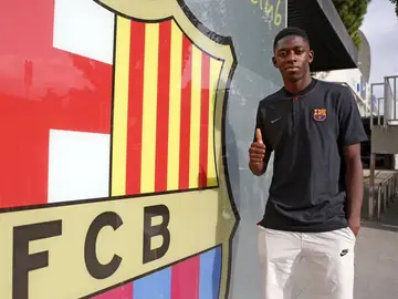 Dembélé posa con el escudo del Barcelona Dembélé posa con el escudo del Barcelona