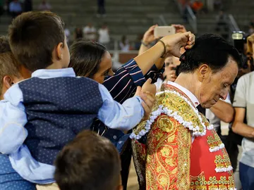 La hija del diestro José Ortega Cano, Gloria Camila, le corta la coleta al finalizar el primer festejo taurino La hija del diestro José Ortega Cano, Gloria Camila, le corta la coleta al finalizar el primer festejo taurino
