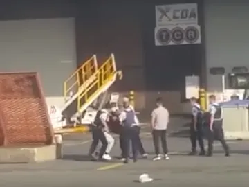 Imágenes captadas, del momento de la detención, por uno de los pasajeros que viajaba en el vuelo Reino Unido-Ibiza Imágenes captadas, del momento de la detención, por uno de los pasajeros que viajaba en el vuelo Reino Unido-Ibiza