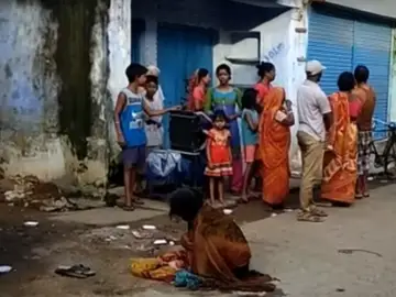 Momento en el que la joven está dando a luz en la calle Momento en el que la joven está dando a luz en la calle