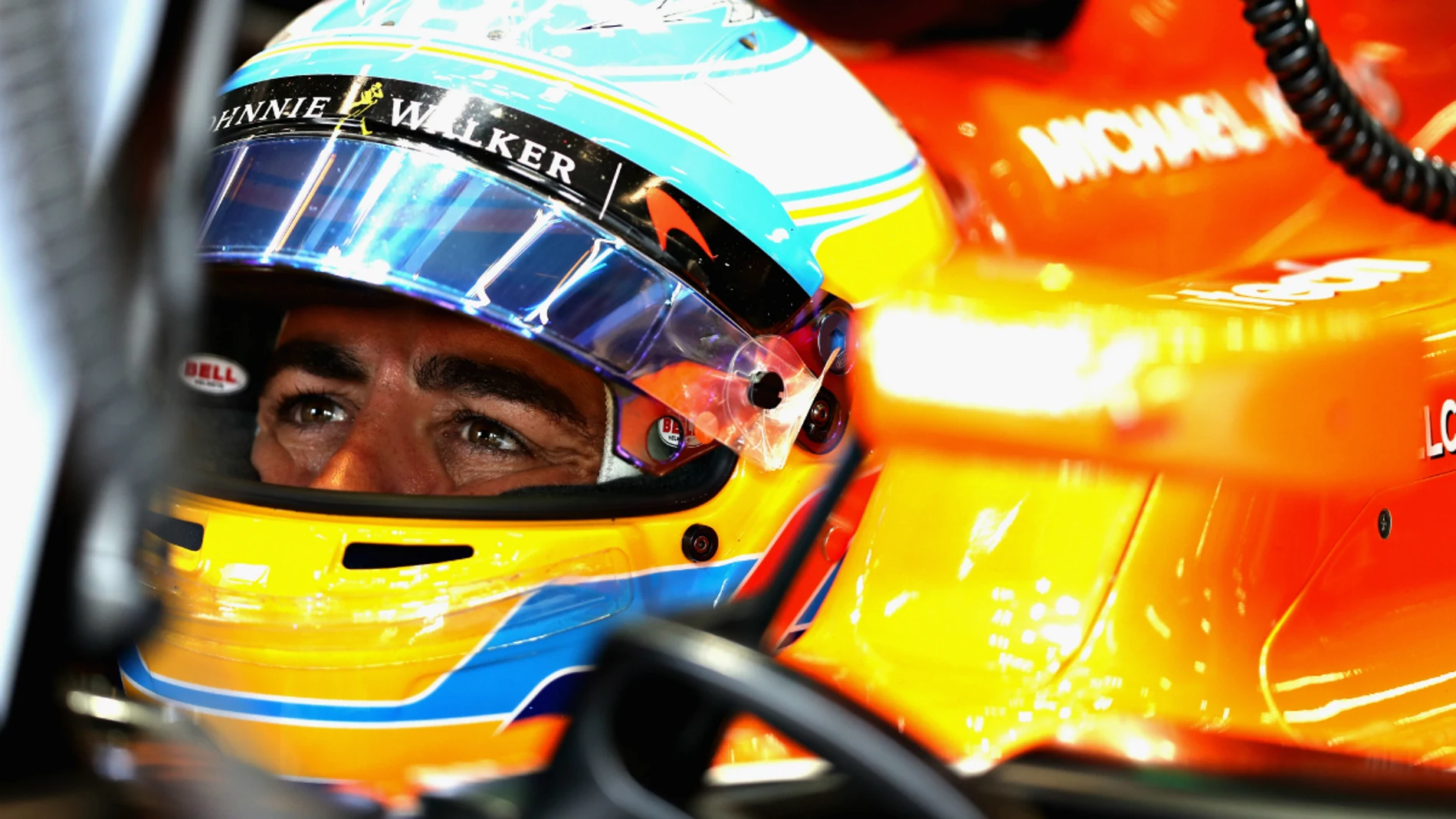 Fernando Alonso, en el cockpit del MCL32