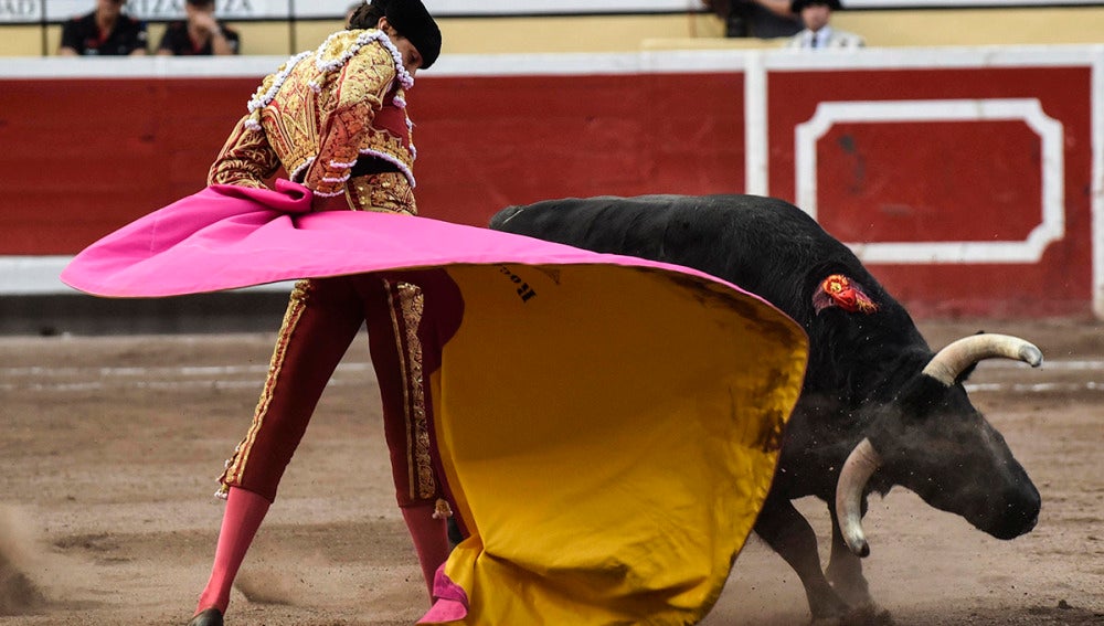 El diestro Andrés Roca Rey con su segundo, durante la corrida de la feria de Bilbao