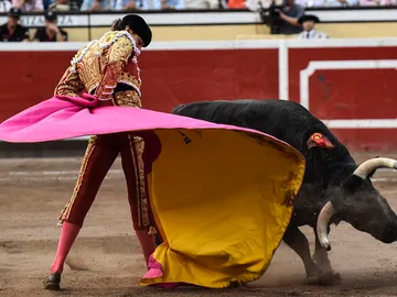 El diestro Andrés Roca Rey con su segundo, durante la corrida de la feria de Bilbao El diestro Andrés Roca Rey con su segundo, durante la corrida de la feria de Bilbao