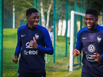 Dembélé y Umtiti en un entrenamiento de su selección Dembélé y Umtiti en un entrenamiento de su selección