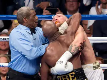 Conor McGregor en acción ante Floyd Mayweather durante su décimo round Conor McGregor en acción ante Floyd Mayweather durante su décimo round