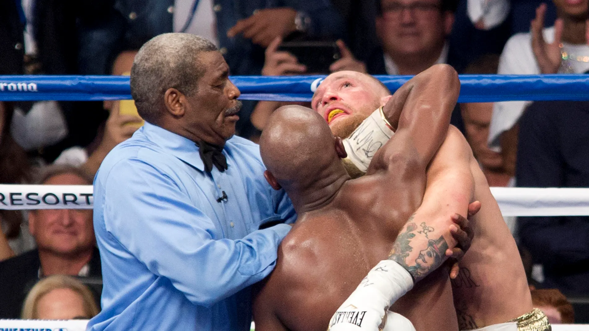 Conor McGregor en acción ante Floyd Mayweather durante su décimo round Conor McGregor en acción ante Floyd Mayweather durante su décimo round