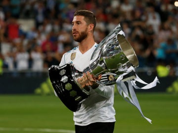 Ramos con el Trofeo de LaLiga