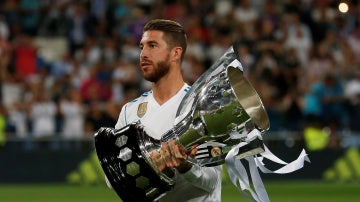 Ramos con el Trofeo de LaLiga