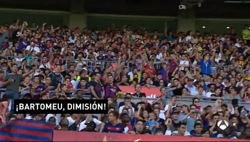Esperpéntica presentación de Dembélé con retraso y cánticos de "¡Bartomeu dimisión!" en el Camp Nou