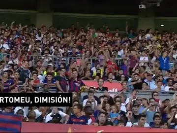Esperpéntica presentación de Dembélé con retraso y cánticos de "¡Bartomeu dimisión!" en el Camp Nou Esperpéntica presentación de Dembélé con retraso y cánticos de "¡Bartomeu dimisión!" en el Camp Nou