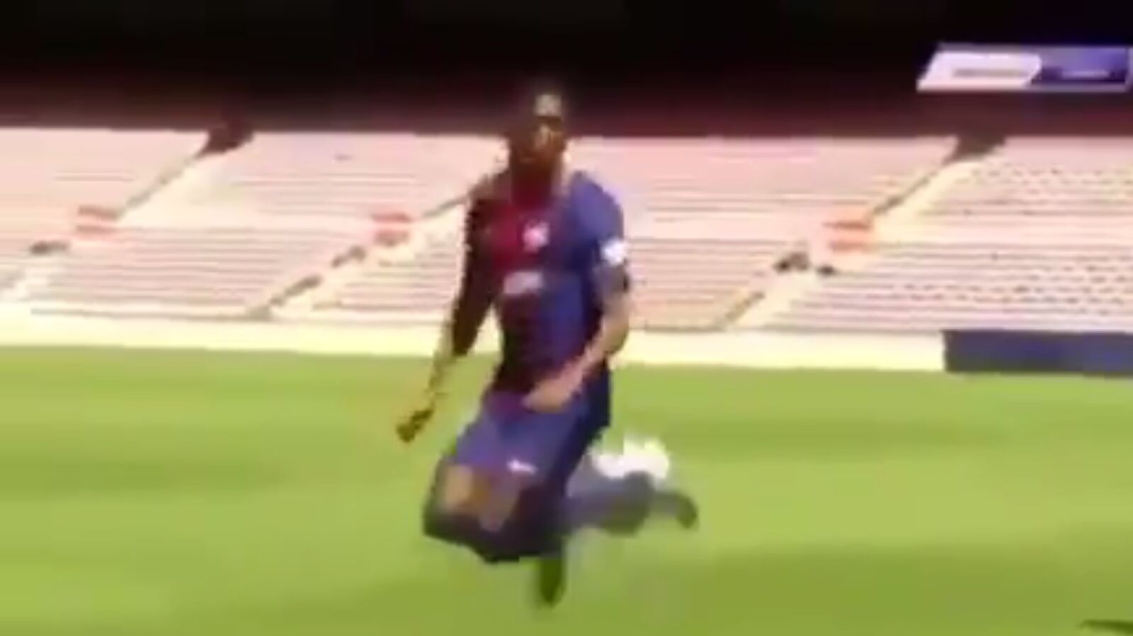 El intento de lambretta de Dembélé en su presentación que ha desatado las mofas en las redes sociales