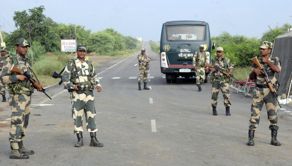 Miembros de las fuerzas de seguridad de la India
