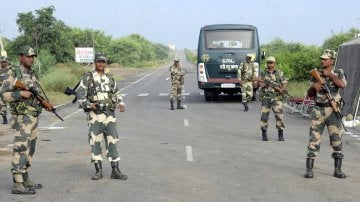 Miembros de las fuerzas de seguridad de la India