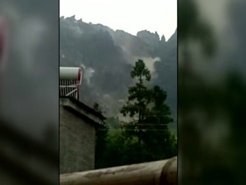 Un deslizamiento de tierra provoca 2 muertos y 25 desaparecidos en China