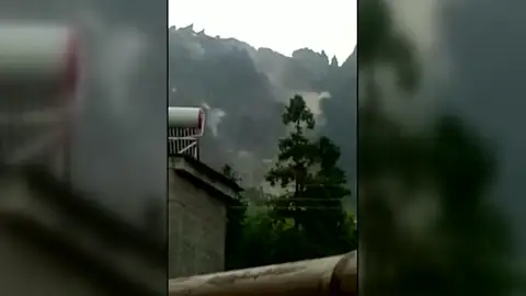 Un deslizamiento de tierra provoca 2 muertos y 25 desaparecidos en China Un deslizamiento de tierra provoca 2 muertos y 25 desaparecidos en China