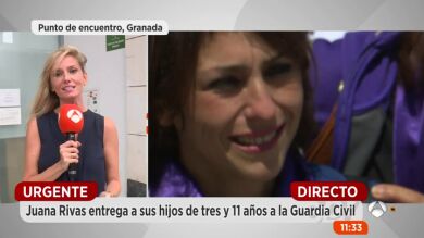 Juana Rivas entrega a sus hijos de tres y 11 años en las dependencias de la Guardia Civil