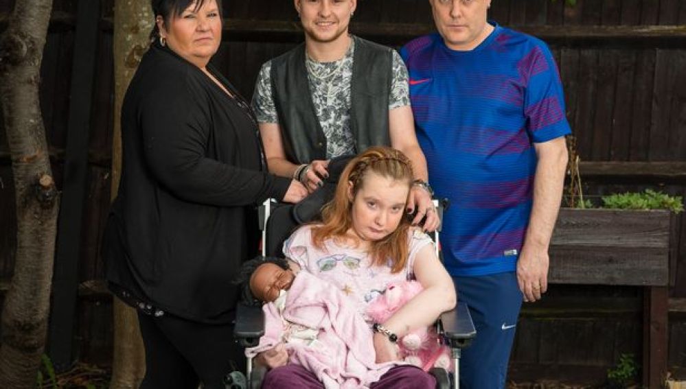 La hija menor Sarah, junto a sus padres y su hermano Harry