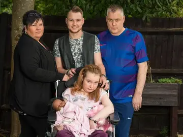 La hija menor Sarah, junto a sus padres y su hermano Harry La hija menor Sarah, junto a sus padres y su hermano Harry