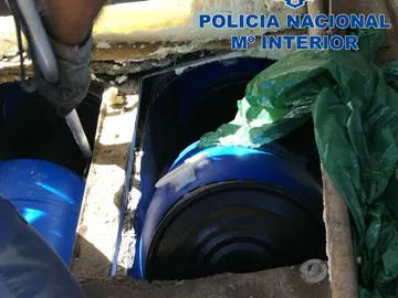 Bidones en los que transportaban la droga Bidones en los que transportaban la droga