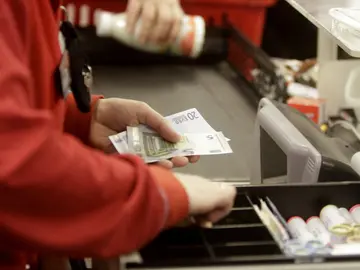 El peso de los salarios en la economía baja del 49 al 47 % en una década El peso de los salarios en la economía baja del 49 al 47 % en una década