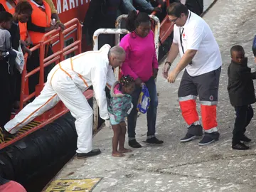 Llegada al puerto de Tarifa de 54 personas de origen magrebí, cuando intentaban alcanzar las costas españolas a bordo de una patera en aguas del Estrecho de Gibraltar Llegada al puerto de Tarifa de 54 personas de origen magrebí, cuando intentaban alcanzar las costas españolas a bordo de una patera en aguas del Estrecho de Gibraltar