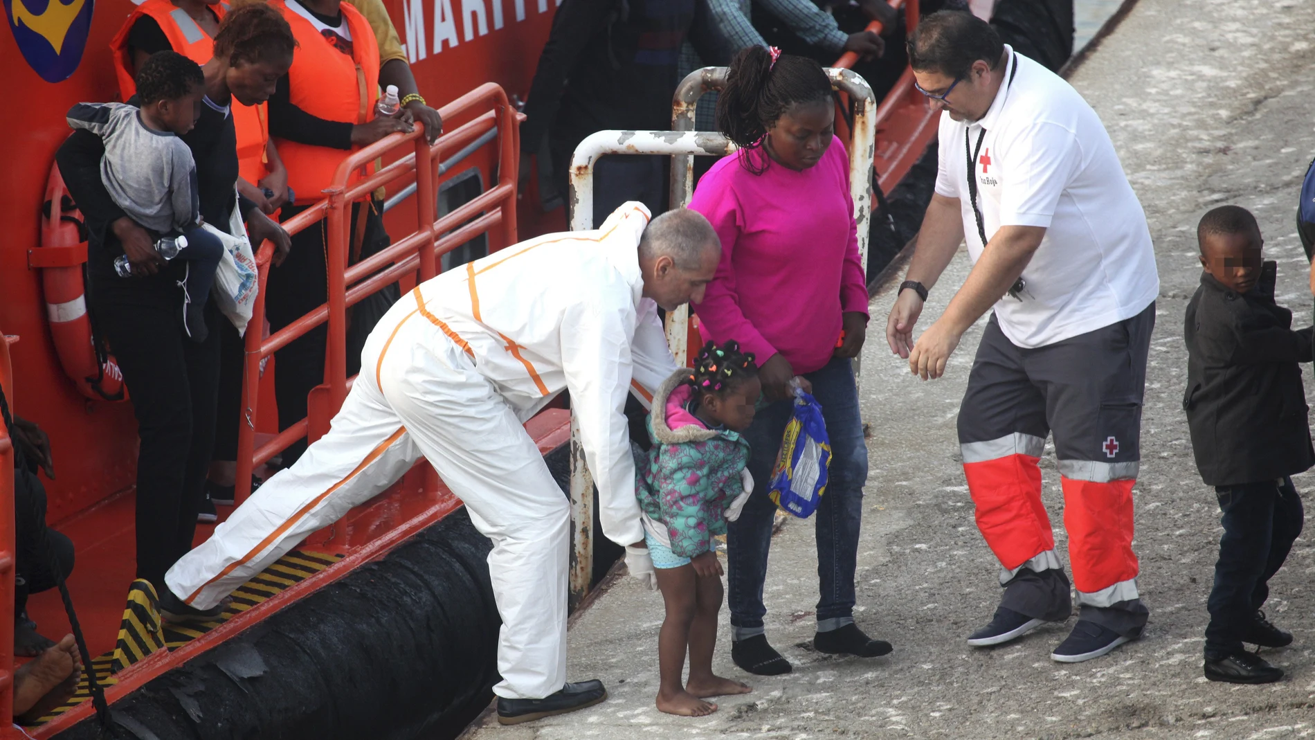Llegada al puerto de Tarifa de 54 personas de origen magrebí, cuando intentaban alcanzar las costas españolas a bordo de una patera en aguas del Estrecho de Gibraltar Llegada al puerto de Tarifa de 54 personas de origen magrebí, cuando intentaban alcanzar las costas españolas a bordo de una patera en aguas del Estrecho de Gibraltar