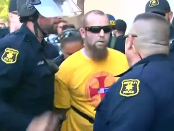 Seis heridos al coincidir grupos antifascistas con una protesta ultraderechista Seis heridos al coincidir grupos antifascistas con una protesta ultraderechista