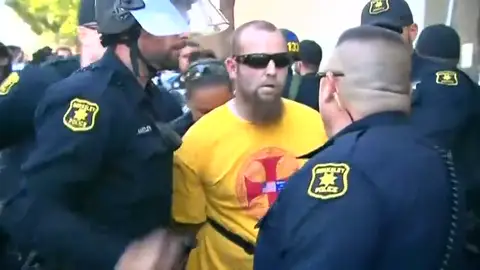 Seis heridos al coincidir grupos antifascistas con una protesta ultraderechista Seis heridos al coincidir grupos antifascistas con una protesta ultraderechista
