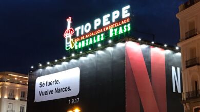 'Narcos' se promociona en la Puerta del Sol con un nuevo polémico cartel