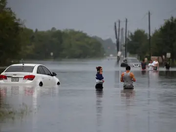 Afectados de las inundaciones de la tormenta tropical Harvey en Houston, Texas Afectados de las inundaciones de la tormenta tropical Harvey en Houston, Texas