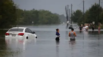 Afectados de las inundaciones de la tormenta tropical Harvey en Houston, Texas