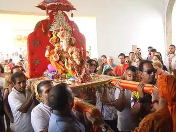 Entrada de la imagen de la divinidad Ganesh de la comunidad hindú al santuario de Santa María de África Entrada de la imagen de la divinidad Ganesh de la comunidad hindú al santuario de Santa María de África