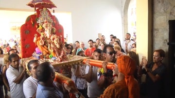 Entrada de la imagen de la divinidad Ganesh de la comunidad hindú al santuario de Santa María de África
