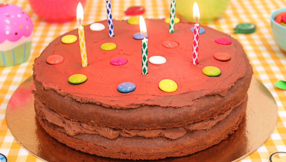 Tarta de Cumpleaños de Chocolate Fácil y Deliciosa