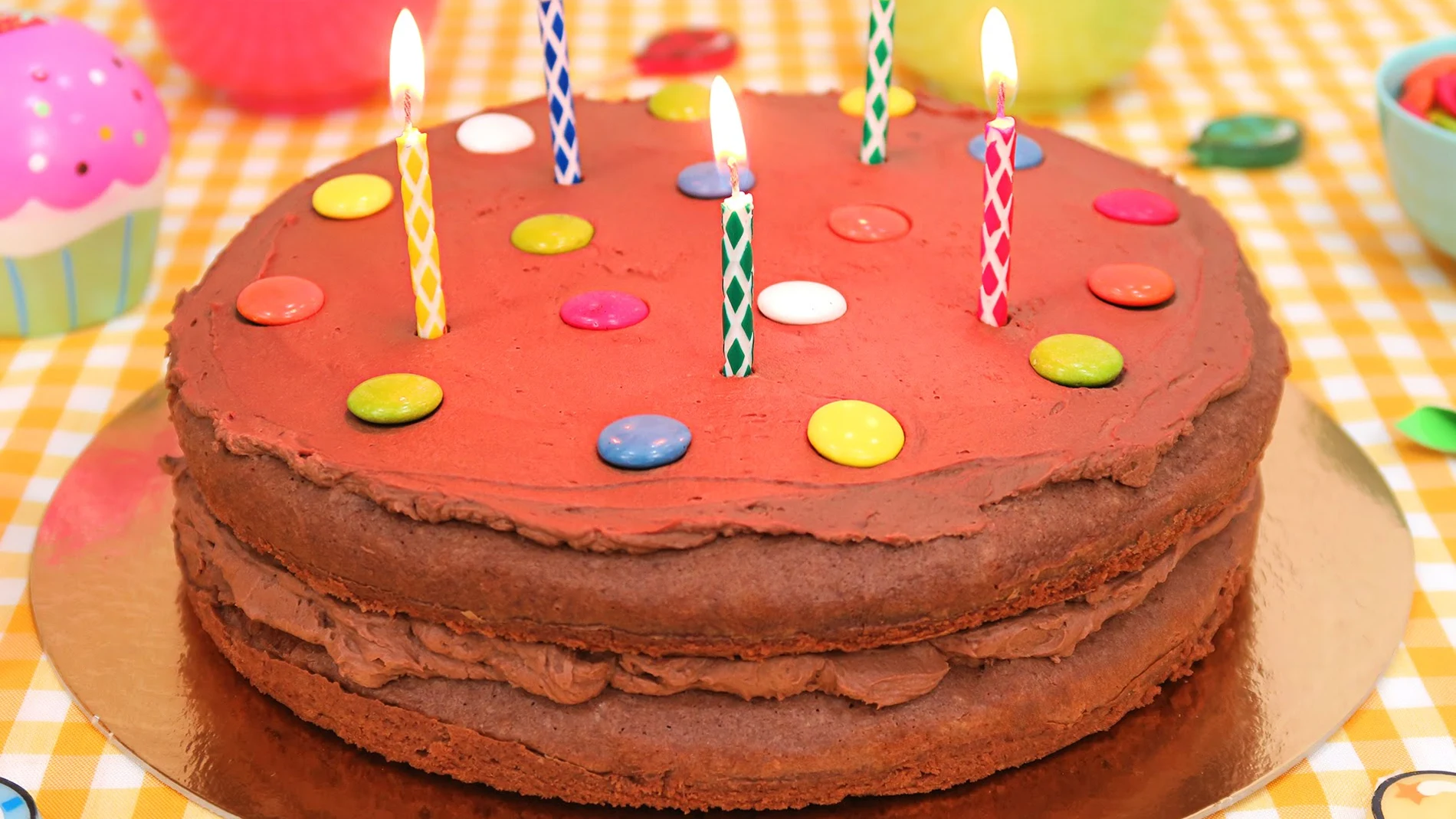 Tarta de Cumpleaños de Chocolate Fácil y Deliciosa Tarta de Cumpleaños de Chocolate Fácil y Deliciosa
