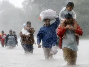 Los residentes caminan por zonas inundadas que deja la tormenta tropical Harvey en Beaumont Place, Houston Los residentes caminan por zonas inundadas que deja la tormenta tropical Harvey en Beaumont Place, Houston