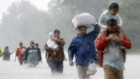 Los residentes caminan por zonas inundadas que deja la tormenta tropical Harvey en Beaumont Place, Houston Los residentes caminan por zonas inundadas que deja la tormenta tropical Harvey en Beaumont Place, Houston